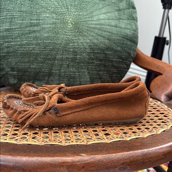 Minnetonka Tobacco Suede Peace Moc Loafer Flat Shoe - Picture 1 of 7